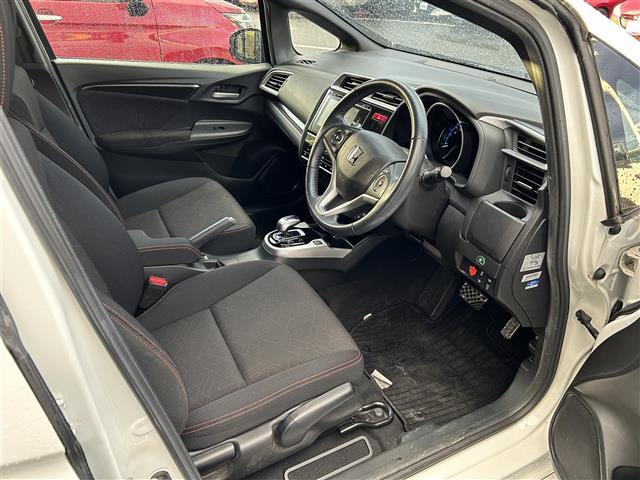 フィットハイブリッド Sパッケージ 純正ナビ・フルセグ・HDMI・バックカメラ・ETC・LEDヘッドライト・フォグ・プッシュスタート・あんしんパッケージ・純正フロアマット・純正16インチAW・ウィンカーミラー・ドアバイザー・パドルシフト(21枚目)