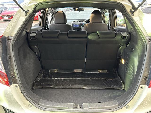 フィットハイブリッド Sパッケージ 純正ナビ・フルセグ・HDMI・バックカメラ・ETC・LEDヘッドライト・フォグ・プッシュスタート・あんしんパッケージ・純正フロアマット・純正16インチAW・ウィンカーミラー・ドアバイザー・パドルシフト(25枚目)