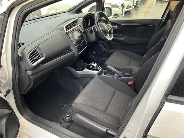 フィットハイブリッド Sパッケージ 純正ナビ・フルセグ・HDMI・バックカメラ・ETC・LEDヘッドライト・フォグ・プッシュスタート・あんしんパッケージ・純正フロアマット・純正16インチAW・ウィンカーミラー・ドアバイザー・パドルシフト(26枚目)