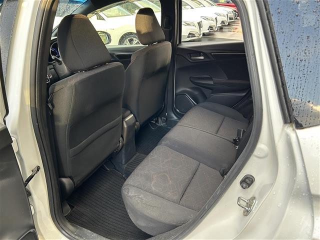 フィットハイブリッド Sパッケージ 純正ナビ・フルセグ・HDMI・バックカメラ・ETC・LEDヘッドライト・フォグ・プッシュスタート・あんしんパッケージ・純正フロアマット・純正16インチAW・ウィンカーミラー・ドアバイザー・パドルシフト(28枚目)