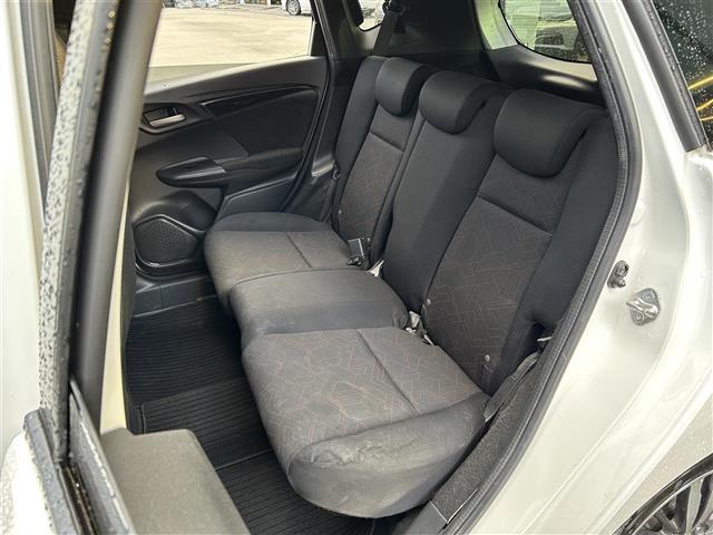 フィットハイブリッド Sパッケージ 純正ナビ・フルセグ・HDMI・バックカメラ・ETC・LEDヘッドライト・フォグ・プッシュスタート・あんしんパッケージ・純正フロアマット・純正16インチAW・ウィンカーミラー・ドアバイザー・パドルシフト(29枚目)