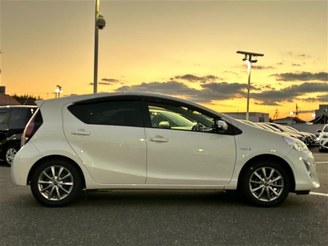 アクア S 純正ナビ・Bluetooth・バックカメラ・ウィンカーミラー・フォグランプ・スマートキー・スペアキー・純正フロアマット・横滑り防止装置・ビルドインETC・禁煙車・ワンオーナー・取扱説明書・保証書(34枚目)