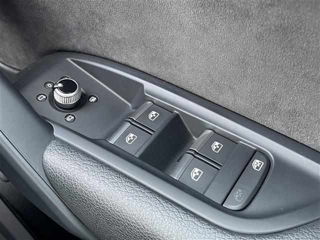 Q5 40TDIクワトロ スポーツ ワンオーナー・純正ナビ・全周囲カメラ・パーキングアシスト・パドルシフト・追従クルーズコントロール・ETC2.0・全席シートヒーター・電動リアゲート・衝突軽減・レーンキープアシスト・メモリシート(16枚目)