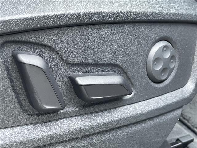 Q5 40TDIクワトロ スポーツ ワンオーナー・純正ナビ・全周囲カメラ・パーキングアシスト・パドルシフト・追従クルーズコントロール・ETC2.0・全席シートヒーター・電動リアゲート・衝突軽減・レーンキープアシスト・メモリシート(18枚目)