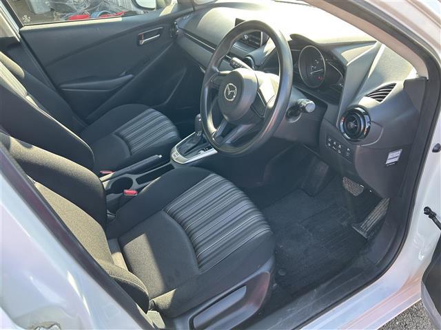 デミオ １５Ｃ　衝突被害軽減ブレーキ・レーンキープアシスト・前後コーナーセンサー・ＡＵＸカーオーディオ・Ｗ＋サイドエアバッグ・プッシュスタート・スペアキー・１５インチ純正アルミ・横滑り防止装置・・パワーウィンドウ（18枚目）