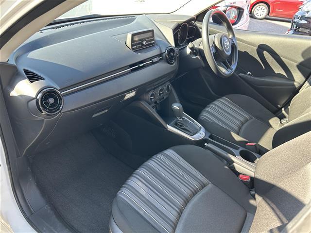 デミオ １５Ｃ　衝突被害軽減ブレーキ・レーンキープアシスト・前後コーナーセンサー・ＡＵＸカーオーディオ・Ｗ＋サイドエアバッグ・プッシュスタート・スペアキー・１５インチ純正アルミ・横滑り防止装置・・パワーウィンドウ（22枚目）