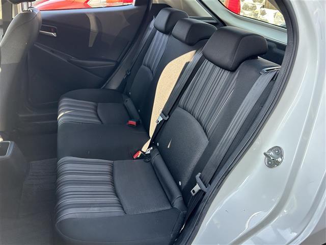 デミオ １５Ｃ　衝突被害軽減ブレーキ・レーンキープアシスト・前後コーナーセンサー・ＡＵＸカーオーディオ・Ｗ＋サイドエアバッグ・プッシュスタート・スペアキー・１５インチ純正アルミ・横滑り防止装置・・パワーウィンドウ（25枚目）