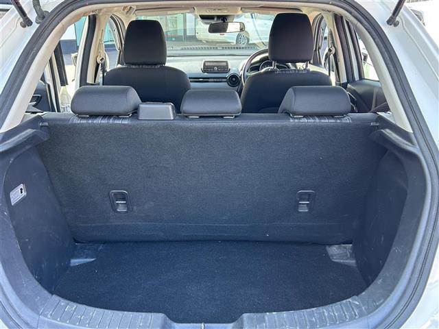 デミオ １５Ｃ　衝突被害軽減ブレーキ・レーンキープアシスト・前後コーナーセンサー・ＡＵＸカーオーディオ・Ｗ＋サイドエアバッグ・プッシュスタート・スペアキー・１５インチ純正アルミ・横滑り防止装置・・パワーウィンドウ（26枚目）