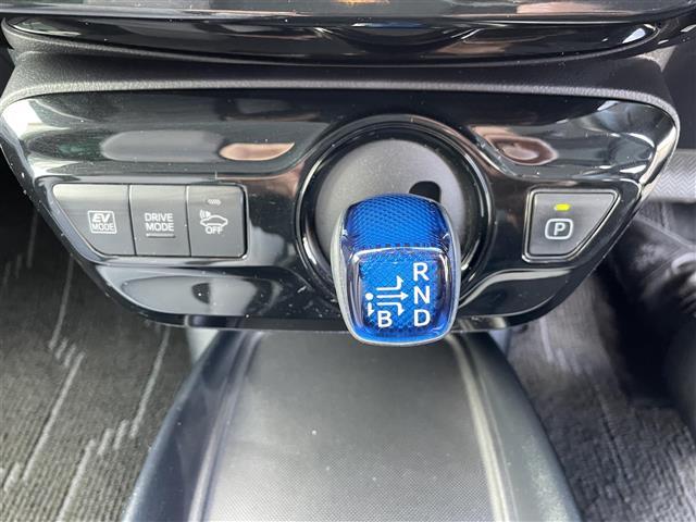 プリウス Ｓ　純正ナビ・フルセグ・バックカメラ・ビルトインＥＴＣ・レーダークルーズコントロール・前後ドラレコ・前後コーナーセンサー・横滑り防止・レーンキープ・オートライト・オートハイビーム・ＬＥＤヘッドライト・禁煙（8枚目）