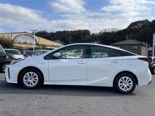 プリウス Ｓ　純正ナビ・フルセグ・バックカメラ・ビルトインＥＴＣ・レーダークルーズコントロール・前後ドラレコ・前後コーナーセンサー・横滑り防止・レーンキープ・オートライト・オートハイビーム・ＬＥＤヘッドライト・禁煙（32枚目）