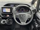 ノア Ｓｉ　ダブルバイビーＩＩＩ　社外ナビ／フルセグテレビ／ＡＭ／ＦＭ／ＣＤ／Ｂｌｕｅｔｏｏｔｈ／オートハイビーム／クルーズコントロール／レーンアシスト／コーナーセンサー／両側パワスラ／ＥＴＣ／横滑り防止装置／電動格納ミラー（2枚目）