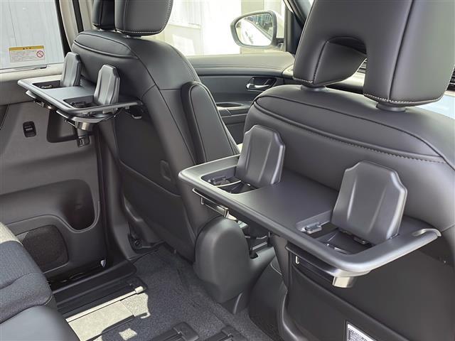 セレナ ｅ－パワー　ハイウェイスターＶ　登録済未使用　純正１２型ナビ　後席モニター　全周囲　ＢＳＭ　プロパイロット　ドラレコ　ＥＴＣ　デジタルインナーミラー　ワイヤレス充電器　ハンドル支援　電子パーキング　ＵＳＢ給電　ＬＥＤ　衝突軽減　禁煙（32枚目）
