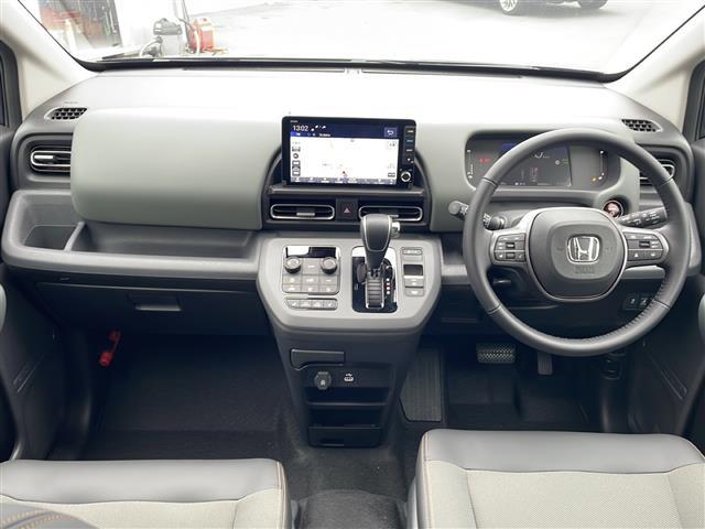 フリード ｅ：ＨＥＶクロスター　純正９インチコネクトナビ　アップルカープレイ　ＢＳＭ　両側パワースライドドア　バックカメラ　前席シートヒーター　追従クルーズコントロール　コーナーセンサー　ＵＳＢ　ＬＥＤ　ハーフレザーシート（2枚目）