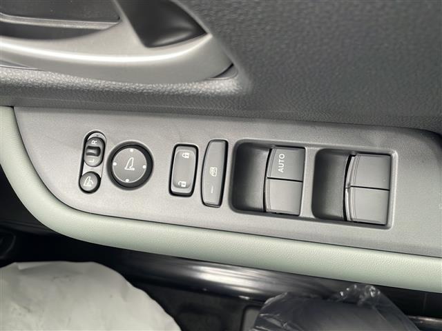 フリード ｅ：ＨＥＶクロスター　純正９インチコネクトナビ　アップルカープレイ　ＢＳＭ　両側パワースライドドア　バックカメラ　前席シートヒーター　追従クルーズコントロール　コーナーセンサー　ＵＳＢ　ＬＥＤ　ハーフレザーシート（6枚目）