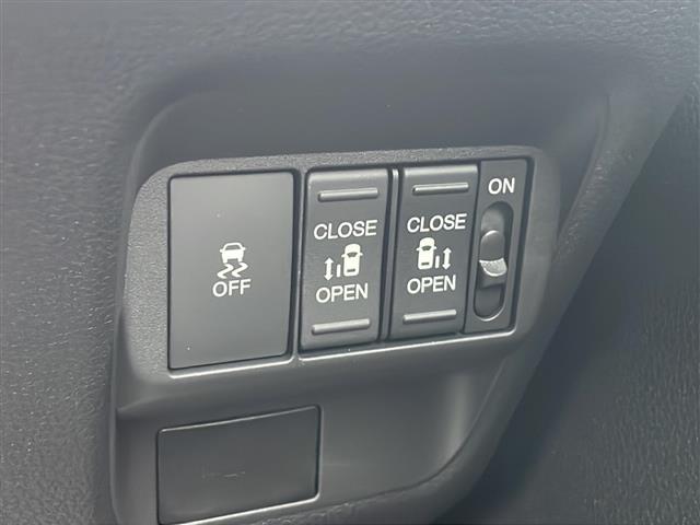 フリード ｅ：ＨＥＶクロスター　純正９インチコネクトナビ　アップルカープレイ　ＢＳＭ　両側パワースライドドア　バックカメラ　前席シートヒーター　追従クルーズコントロール　コーナーセンサー　ＵＳＢ　ＬＥＤ　ハーフレザーシート（7枚目）