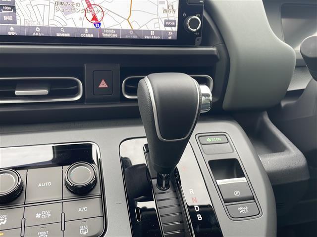 フリード ｅ：ＨＥＶクロスター　純正９インチコネクトナビ　アップルカープレイ　ＢＳＭ　両側パワースライドドア　バックカメラ　前席シートヒーター　追従クルーズコントロール　コーナーセンサー　ＵＳＢ　ＬＥＤ　ハーフレザーシート（11枚目）