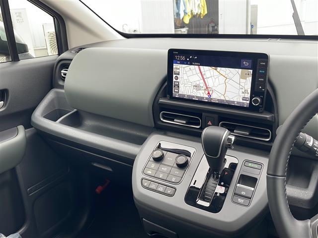 フリード ｅ：ＨＥＶクロスター　純正９インチコネクトナビ　アップルカープレイ　ＢＳＭ　両側パワースライドドア　バックカメラ　前席シートヒーター　追従クルーズコントロール　コーナーセンサー　ＵＳＢ　ＬＥＤ　ハーフレザーシート（12枚目）