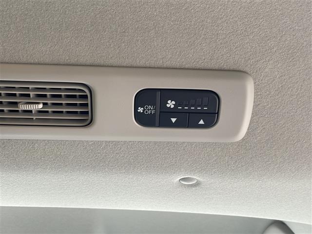 フリード ｅ：ＨＥＶクロスター　純正９インチコネクトナビ　アップルカープレイ　ＢＳＭ　両側パワースライドドア　バックカメラ　前席シートヒーター　追従クルーズコントロール　コーナーセンサー　ＵＳＢ　ＬＥＤ　ハーフレザーシート（15枚目）