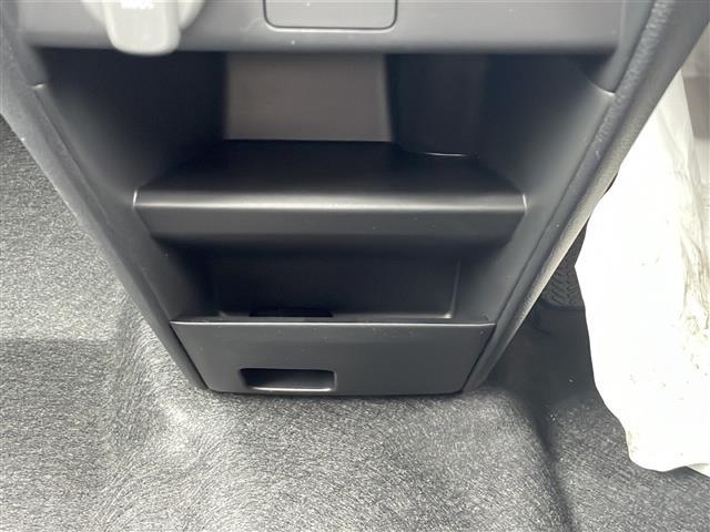 フリード ｅ：ＨＥＶクロスター　純正９インチコネクトナビ　アップルカープレイ　ＢＳＭ　両側パワースライドドア　バックカメラ　前席シートヒーター　追従クルーズコントロール　コーナーセンサー　ＵＳＢ　ＬＥＤ　ハーフレザーシート（17枚目）