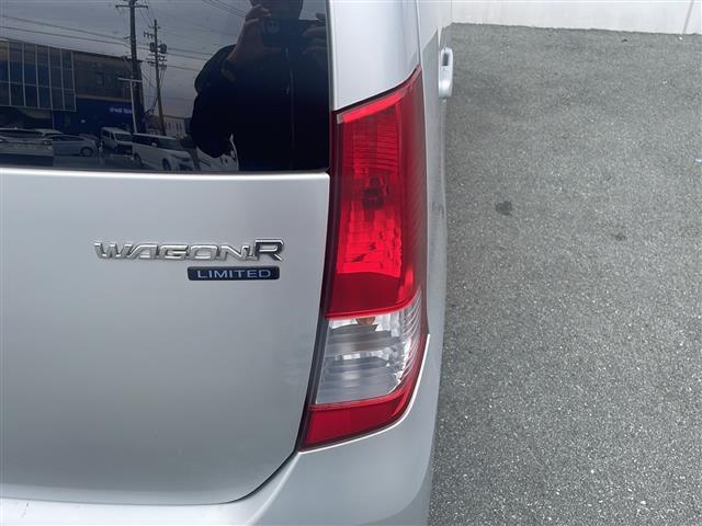 ワゴンＲ ＦＸリミテッドＩＩ　スペアキー　純正フロアマット　ＣＤプレーヤー　本革巻きステアリング　オートエアコン　ダブルエアーバック　　　プッシュスタート　ウィンカーミラー　ドアバイザー　電動格納ミラー　純正アルミホイール（40枚目）