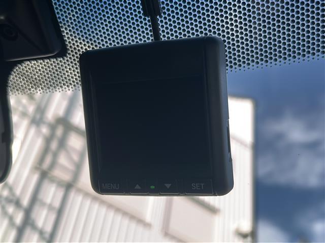 ヴェゼル Ｘ・ホンダセンシング　社外ナビ　バックカメラ　ビルトインＥＴＣ　前後クリアランスソナー　スペアキー　ドラレコ　ＵＳＢ給電　追従クルーズコントロール　レーンキープアシスト　ＬＥＤオートライト　電動格納ミラー　純正ＡＷ　禁煙車（7枚目）