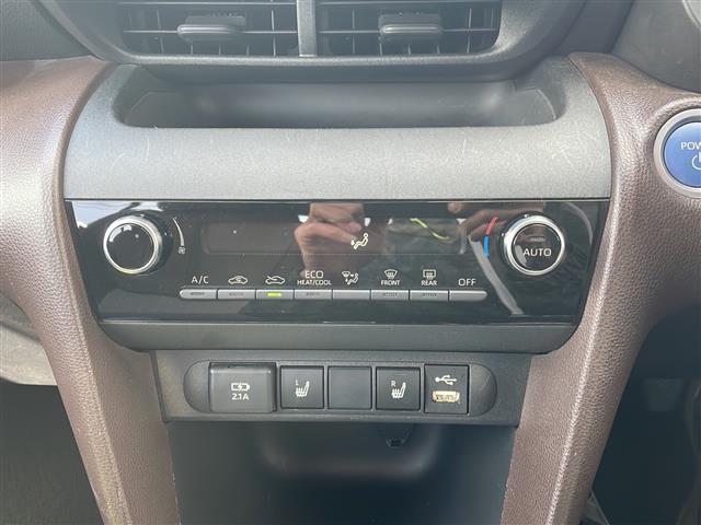 ヤリスクロス ハイブリッドZ 純正ナビ バックカメラ 純正ドラレコ ビルトインETC クリアランスソナー レーダークルコン シートヒーター パワーシート ハーフレザー USB給電 LEDオートライト 電子パーキング 禁煙車(8枚目)