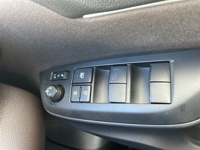 ヤリスクロス ハイブリッドZ 純正ナビ バックカメラ 純正ドラレコ ビルトインETC クリアランスソナー レーダークルコン シートヒーター パワーシート ハーフレザー USB給電 LEDオートライト 電子パーキング 禁煙車(12枚目)