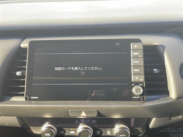 フィット ｅ：ＨＥＶホーム　純正９型ナビ　バックカメラ　追従クルーズコントロール　レーンキープアシスト　ＥＴＣ　ナビ連動ドラレコ　衝突軽減　標識認識システム　先行車発進告知　ＳＯＳコール　ＬＥＤオートライト　電子パーキング　禁煙（3枚目）