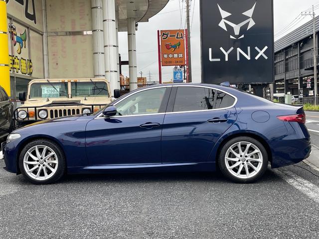 ジュリア スーパー　ベージュ革　ＡｐｐｌｅＣａｒＰｌａｙ　バックカメラ　禁煙車　ＥＴＣ　１８インチ純正アルミホイール　ＢＳＭ　アダプティブクルコン（10枚目）