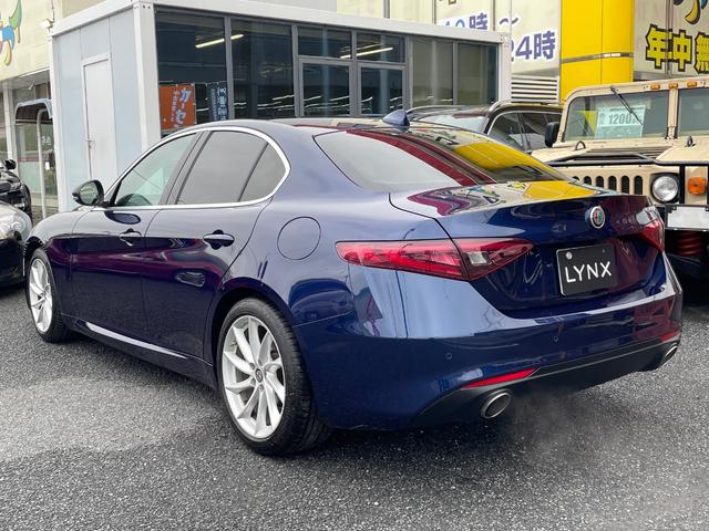 ジュリア スーパー　ベージュ革　ＡｐｐｌｅＣａｒＰｌａｙ　バックカメラ　禁煙車　ＥＴＣ　１８インチ純正アルミホイール　ＢＳＭ　アダプティブクルコン（12枚目）
