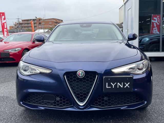 ジュリア スーパー　ベージュ革　ＡｐｐｌｅＣａｒＰｌａｙ　バックカメラ　禁煙車　ＥＴＣ　１８インチ純正アルミホイール　ＢＳＭ　アダプティブクルコン（13枚目）