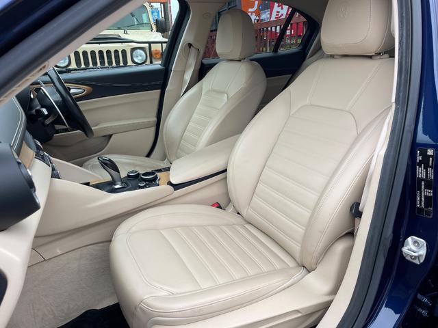 ジュリア スーパー　ベージュ革　ＡｐｐｌｅＣａｒＰｌａｙ　バックカメラ　禁煙車　ＥＴＣ　１８インチ純正アルミホイール　ＢＳＭ　アダプティブクルコン（16枚目）