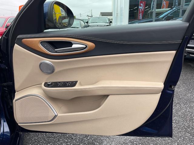 ジュリア スーパー　ベージュ革　ＡｐｐｌｅＣａｒＰｌａｙ　バックカメラ　禁煙車　ＥＴＣ　１８インチ純正アルミホイール　ＢＳＭ　アダプティブクルコン（22枚目）