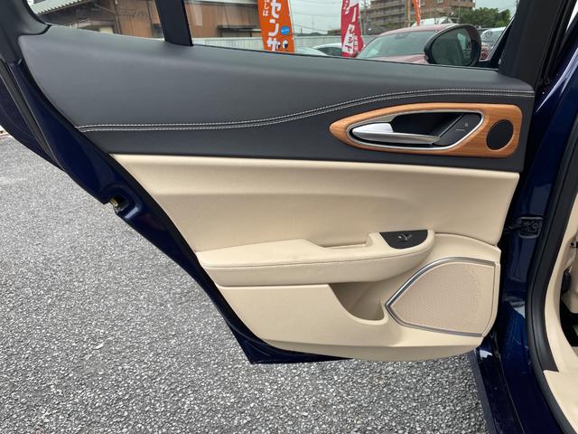 ジュリア スーパー　ベージュ革　ＡｐｐｌｅＣａｒＰｌａｙ　バックカメラ　禁煙車　ＥＴＣ　１８インチ純正アルミホイール　ＢＳＭ　アダプティブクルコン（24枚目）