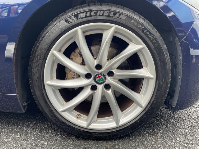 ジュリア スーパー　ベージュ革　ＡｐｐｌｅＣａｒＰｌａｙ　バックカメラ　禁煙車　ＥＴＣ　１８インチ純正アルミホイール　ＢＳＭ　アダプティブクルコン（66枚目）