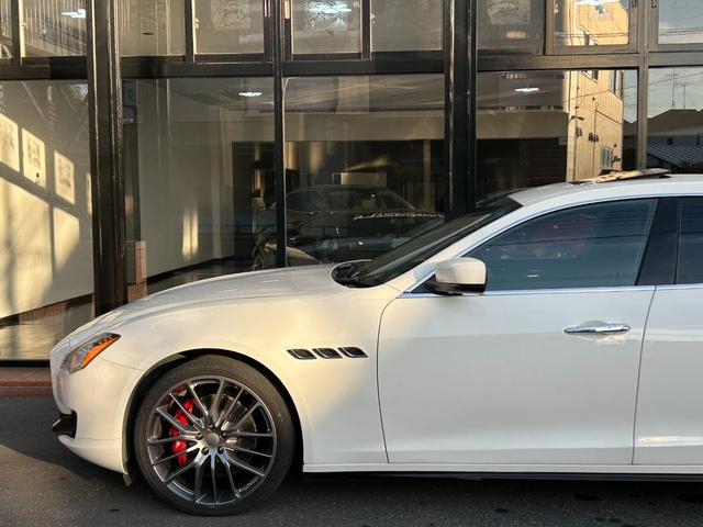 クアトロポルテ S ブラックレザー/サンルーフ/チターノ21インチアルミ/パドルシフト/ディーラー整備/パワーシート/シートヒーター/バックカメラ/BLUETOOTH(12枚目)