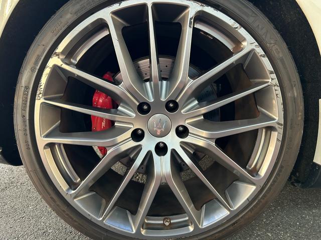 クアトロポルテ S ブラックレザー/サンルーフ/チターノ21インチアルミ/パドルシフト/ディーラー整備/パワーシート/シートヒーター/バックカメラ/BLUETOOTH(13枚目)