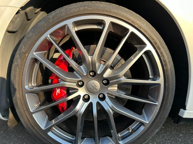 クアトロポルテ S ブラックレザー/サンルーフ/チターノ21インチアルミ/パドルシフト/ディーラー整備/パワーシート/シートヒーター/バックカメラ/BLUETOOTH(25枚目)