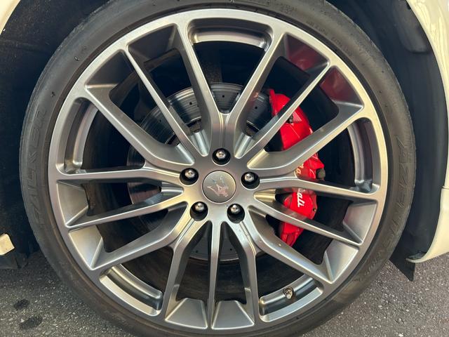 クアトロポルテ S ブラックレザー/サンルーフ/チターノ21インチアルミ/パドルシフト/ディーラー整備/パワーシート/シートヒーター/バックカメラ/BLUETOOTH(30枚目)