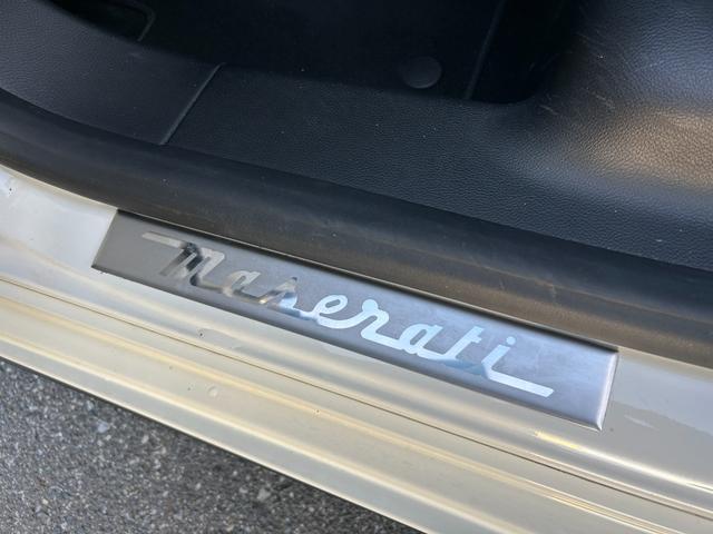 クアトロポルテ S ブラックレザー/サンルーフ/チターノ21インチアルミ/パドルシフト/ディーラー整備/パワーシート/シートヒーター/バックカメラ/BLUETOOTH(43枚目)