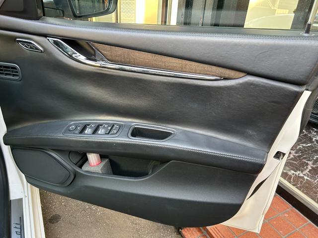 クアトロポルテ S ブラックレザー/サンルーフ/チターノ21インチアルミ/パドルシフト/ディーラー整備/パワーシート/シートヒーター/バックカメラ/BLUETOOTH(50枚目)