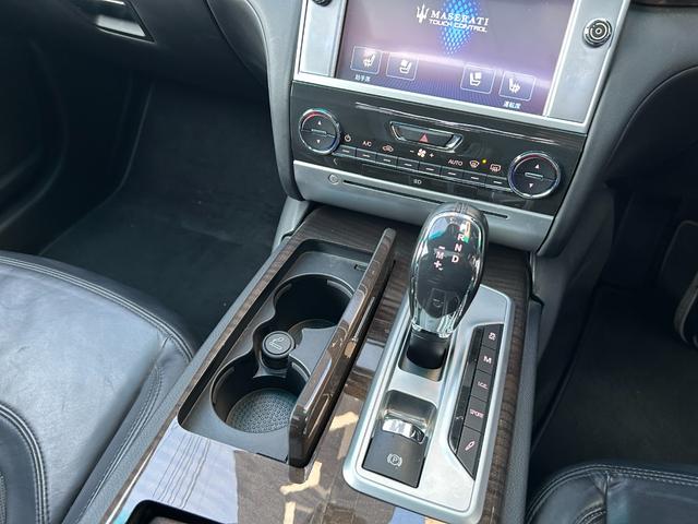 クアトロポルテ S ブラックレザー/サンルーフ/チターノ21インチアルミ/パドルシフト/ディーラー整備/パワーシート/シートヒーター/バックカメラ/BLUETOOTH(59枚目)