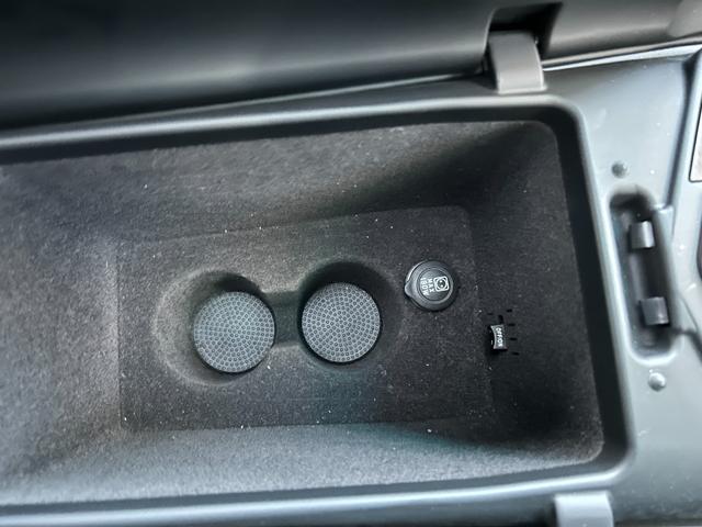 クアトロポルテ S ブラックレザー/サンルーフ/チターノ21インチアルミ/パドルシフト/ディーラー整備/パワーシート/シートヒーター/バックカメラ/BLUETOOTH(60枚目)