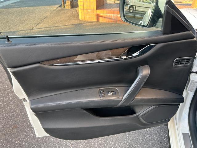 クアトロポルテ S ブラックレザー/サンルーフ/チターノ21インチアルミ/パドルシフト/ディーラー整備/パワーシート/シートヒーター/バックカメラ/BLUETOOTH(68枚目)