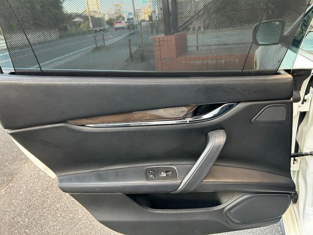 クアトロポルテ S ブラックレザー/サンルーフ/チターノ21インチアルミ/パドルシフト/ディーラー整備/パワーシート/シートヒーター/バックカメラ/BLUETOOTH(70枚目)