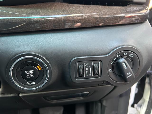 クアトロポルテ S ブラックレザー/サンルーフ/チターノ21インチアルミ/パドルシフト/ディーラー整備/パワーシート/シートヒーター/バックカメラ/BLUETOOTH(77枚目)