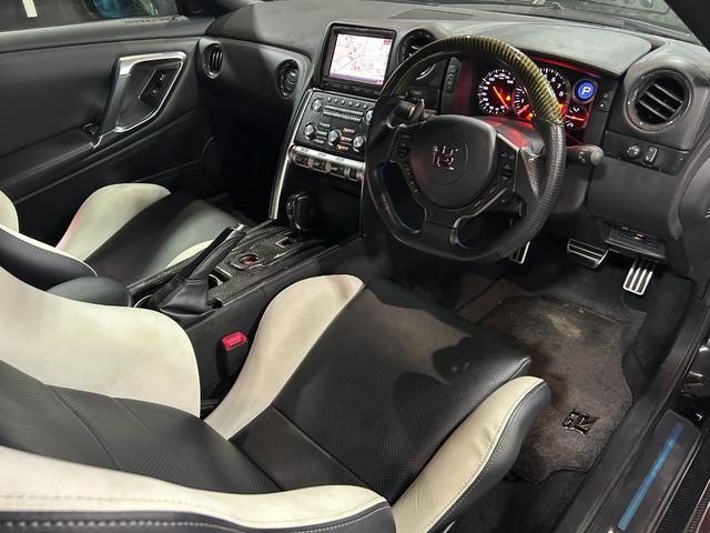 GT-R ブラックエディション リミッター解除済/ECUチューニング/BLITS700Rタービン/RSR車高調/カーボンリアウィング/カーボンサイドステップ/カーボンステアリング/RECAROシート/バックカメラ/ドライブレコーダー(4枚目)