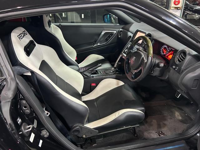 GT-R ブラックエディション リミッター解除済/ECUチューニング/BLITS700Rタービン/RSR車高調/カーボンリアウィング/カーボンサイドステップ/カーボンステアリング/RECAROシート/バックカメラ/ドライブレコーダー(78枚目)