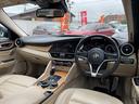ジュリア スーパー　ベージュ革　ＡｐｐｌｅＣａｒＰｌａｙ　バックカメラ　禁煙車　ＥＴＣ　１８インチ純正アルミホイール　ＢＳＭ　アダプティブクルコン（6枚目）