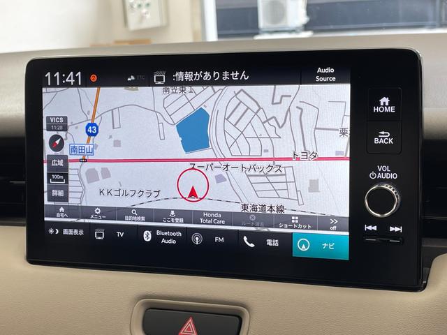 ヴェゼル ｅ：ＨＥＶ　ＰＬａＹ　登録済未使用車　ホンダセンシング　パノラマルーフ　純正９型ナビ　ＥＴＣ２．０　ワイヤレス充電器　　マルチビューカメラシステム　電動リアゲート　シートヒーター　レーダークルーズコントロール　ＢＳＭ（5枚目）